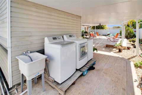 House in Miami, Florida 3 bedrooms, 125.51 sq.m. № 2152912 - photo 4