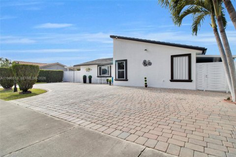 House in Miami, Florida 3 bedrooms, 125.51 sq.m. № 2152912 - photo 12