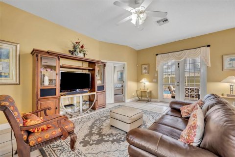 House in Davenport, Florida 5 bedrooms, 249.07 sq.m. № 1914242 - photo 4
