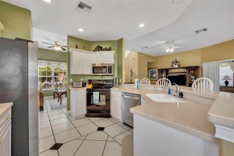 House in Davenport, Florida 5 bedrooms, 249.07 sq.m. № 1914242 - photo 10