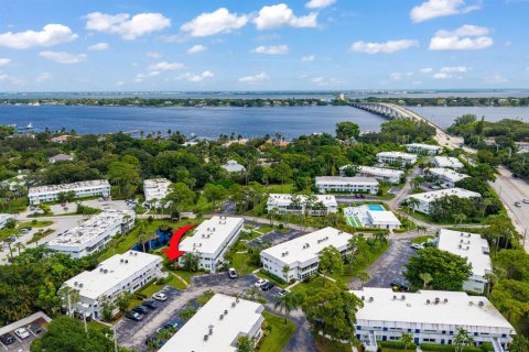 Condo à Stuart, Floride, 2 chambres  № 2387995
