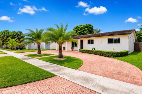 House in Hialeah, Florida 3 bedrooms, 131.36 sq.m. № 2274133 - photo 2