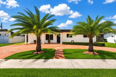 House in Hialeah, Florida 3 bedrooms, 131.36 sq.m. № 2274133