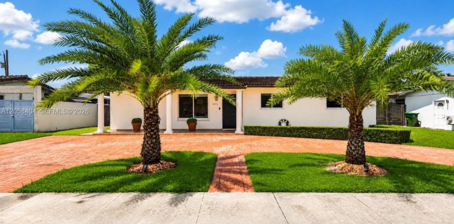 House in Hialeah, Florida 3 bedrooms, 131.36 sq.m. № 2274133