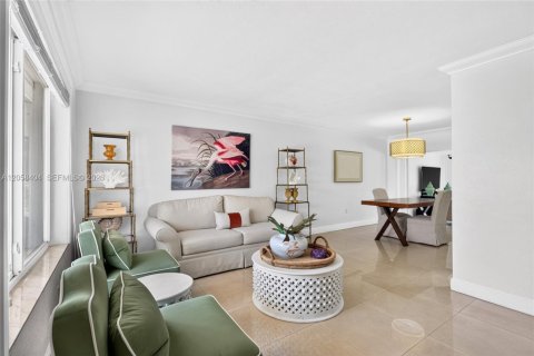 House in Hialeah, Florida 3 bedrooms, 131.36 sq.m. № 2274133 - photo 8