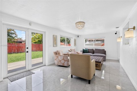House in Hialeah, Florida 3 bedrooms, 131.36 sq.m. № 2274133 - photo 18