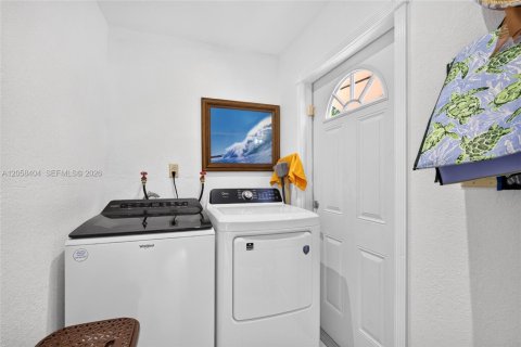 House in Hialeah, Florida 3 bedrooms, 131.36 sq.m. № 2274133 - photo 22