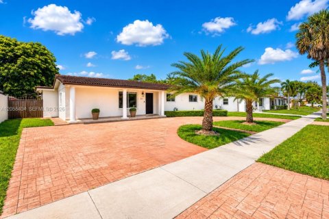 House in Hialeah, Florida 3 bedrooms, 131.36 sq.m. № 2274133 - photo 3