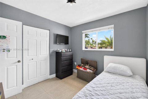 House in Hialeah, Florida 3 bedrooms, 131.36 sq.m. № 2274133 - photo 24