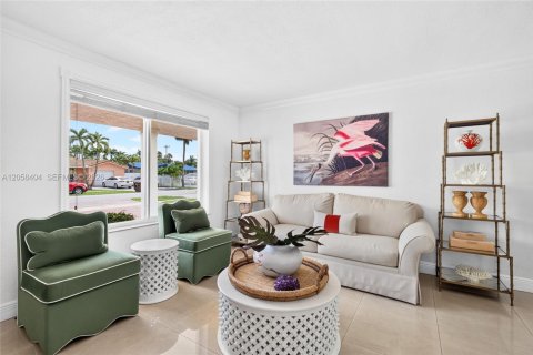 House in Hialeah, Florida 3 bedrooms, 131.36 sq.m. № 2274133 - photo 9