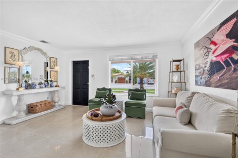 House in Hialeah, Florida 3 bedrooms, 131.36 sq.m. № 2274133 - photo 10