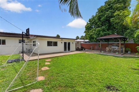 House in Hialeah, Florida 3 bedrooms, 131.36 sq.m. № 2274133 - photo 7