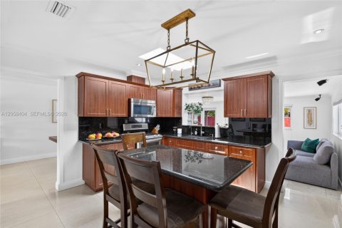 House in Hialeah, Florida 3 bedrooms, 131.36 sq.m. № 2274133 - photo 16