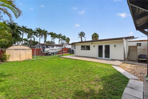 House in Hialeah, Florida 3 bedrooms, 131.36 sq.m. № 2274133 - photo 6