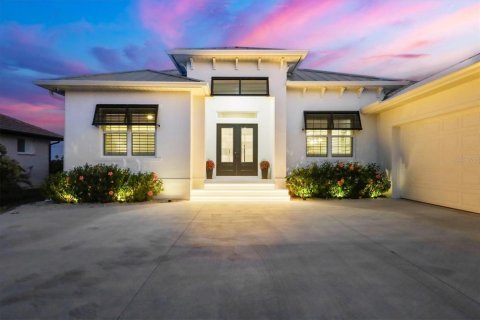 House in Placida, Florida 3 bedrooms, 276.48 sq.m. № 2232980