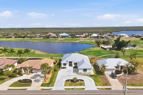 House in Placida, Florida 3 bedrooms, 276.48 sq.m. № 2232980 - photo 2