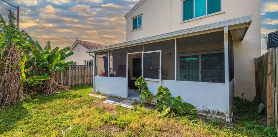 House in Margate, Florida 3 bedrooms, 115.94 sq.m. № 1182277