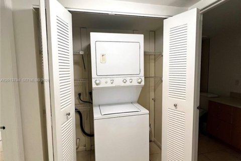 Condo in Doral, Florida, 1 bedroom  № 2076323 - photo 19