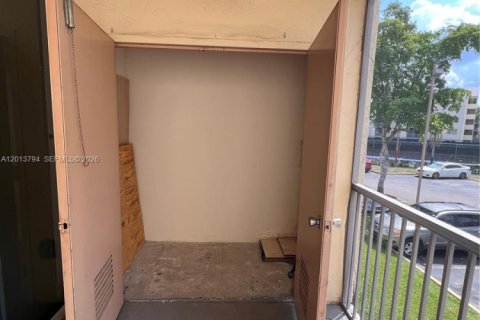 Condo in Doral, Florida, 1 bedroom  № 2076323 - photo 21