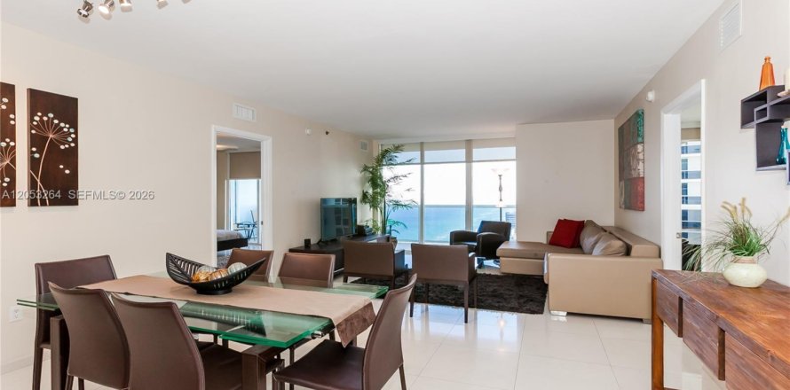 Condo à Hallandale Beach, Floride, 3 chambres  № 2150420