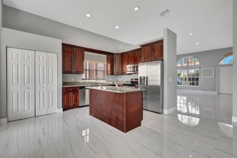 House in Wellington, Florida 5 bedrooms, 242.29 sq.m. № 2175834 - photo 13