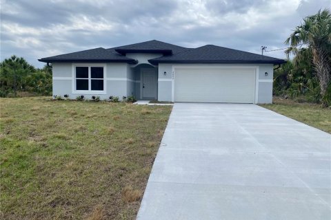 House in North Port, Florida 4 bedrooms, 166.39 sq.m. № 1539645 - photo 1