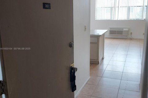 Condominio en venta en Coral Springs, Florida, 44.13 m2 № 1993202 - foto 1