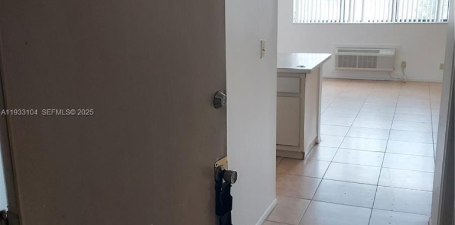 Estudio en el Condominio en Coral Springs, Florida  № 1993202