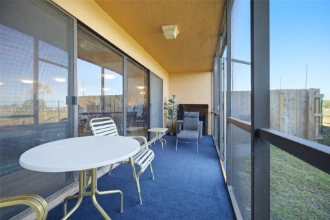 Townhouse in Sunrise, Florida 3 bedrooms, 146.88 sq.m. № 2069102 - photo 17