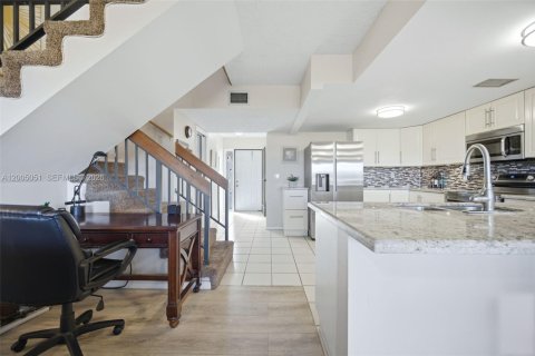 Townhouse in Sunrise, Florida 3 bedrooms, 146.88 sq.m. № 2069102 - photo 12