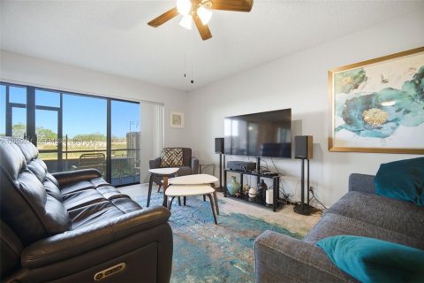 Townhouse in Sunrise, Florida 3 bedrooms, 146.88 sq.m. № 2069102 - photo 8