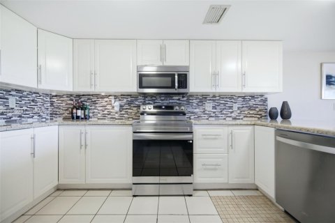 Townhouse in Sunrise, Florida 3 bedrooms, 146.88 sq.m. № 2069102 - photo 3