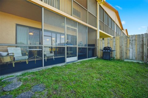 Townhouse in Sunrise, Florida 3 bedrooms, 146.88 sq.m. № 2069102 - photo 24