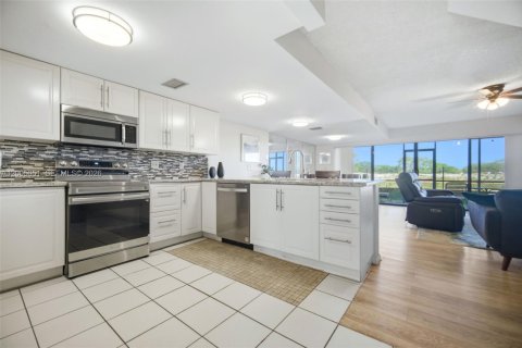 Townhouse in Sunrise, Florida 3 bedrooms, 146.88 sq.m. № 2069102 - photo 2