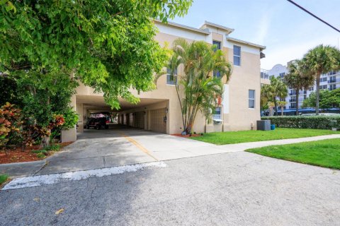 Townhouse in Deerfield Beach, Florida 2 bedrooms, 124.49 sq.m. № 2260020 - photo 2