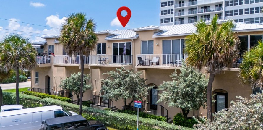 Townhouse in Deerfield Beach, Florida 2 bedrooms, 124.49 sq.m. № 2260020