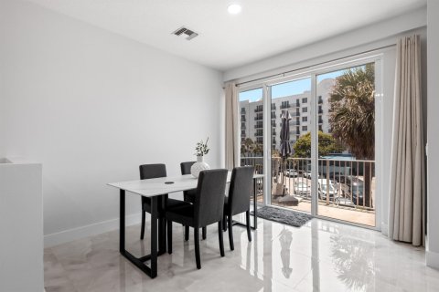 Townhouse in Deerfield Beach, Florida 2 bedrooms, 124.49 sq.m. № 2260020 - photo 21