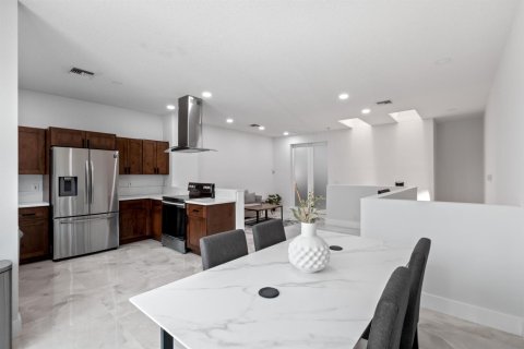 Townhouse in Deerfield Beach, Florida 2 bedrooms, 124.49 sq.m. № 2260020 - photo 9