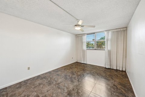 Condo in Tamarac, Florida, 2 bedrooms  № 2191942 - photo 20