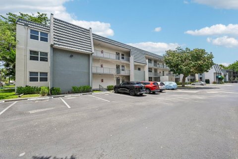 Condo in Tamarac, Florida, 2 bedrooms  № 2191942 - photo 30