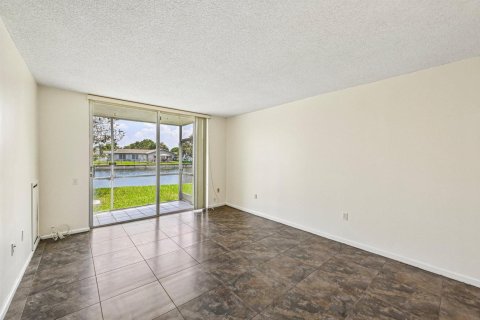 Condo in Tamarac, Florida, 2 bedrooms  № 2191942 - photo 6