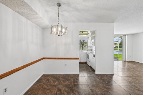 Condo in Tamarac, Florida, 2 bedrooms  № 2191942 - photo 10