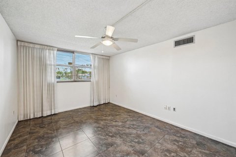 Condo in Tamarac, Florida, 2 bedrooms  № 2191942 - photo 21