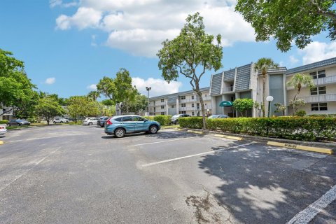 Condo in Tamarac, Florida, 2 bedrooms  № 2191942 - photo 12