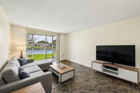 Condo in Tamarac, Florida, 2 bedrooms  № 2191942 - photo 2