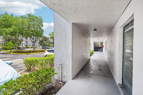 Condo in Tamarac, Florida, 2 bedrooms  № 2191942 - photo 13