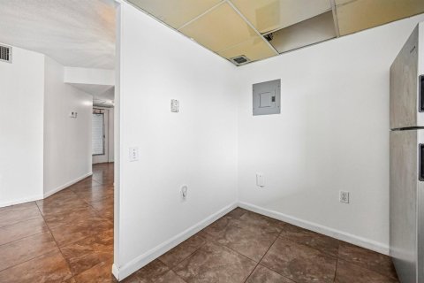 Condo in Tamarac, Florida, 2 bedrooms  № 2191942 - photo 19