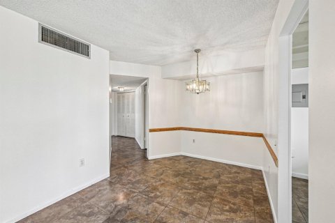 Condo in Tamarac, Florida, 2 bedrooms  № 2191942 - photo 16