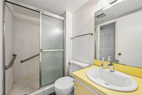 Condo in Tamarac, Florida, 2 bedrooms  № 2191942 - photo 27