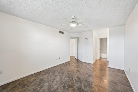 Condo in Tamarac, Florida, 2 bedrooms  № 2191942 - photo 22